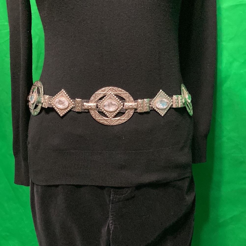 Very unique 1980s Southwestern Silver tone metal belt